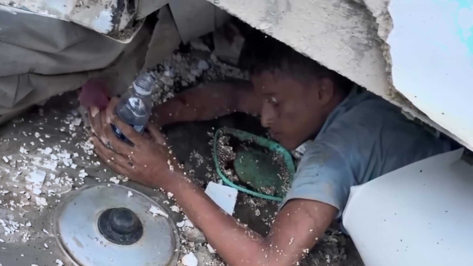 No le des agua ni comida a una persona recién rescatada